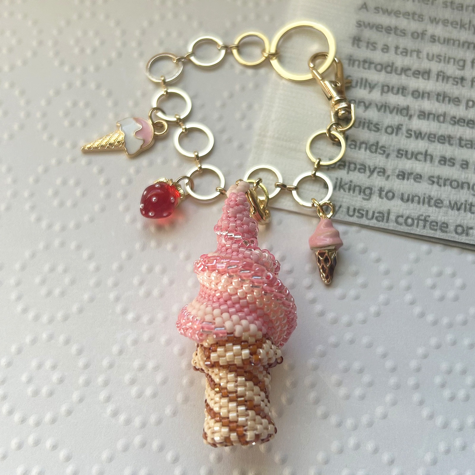 ソフトクリームのバックチャーム | ビーズステッチ | ウイラブ