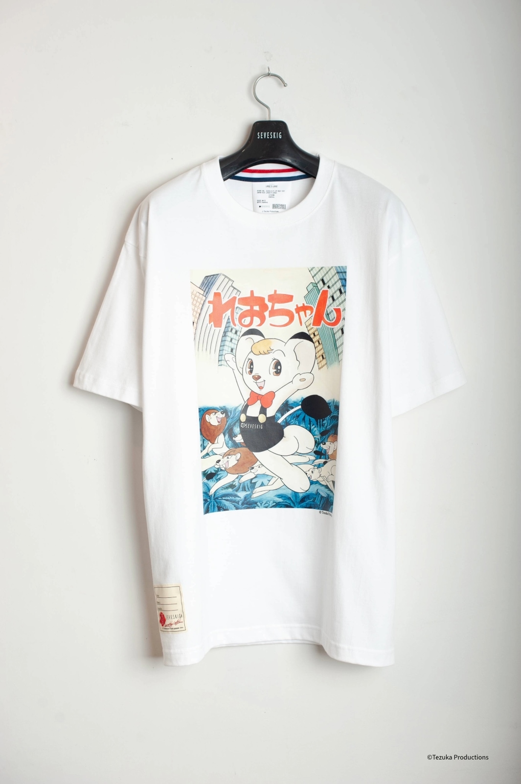 TEZUKA WORLD×SEVESKIG S/SL Tee Ver.LEO WHITE | ファッション