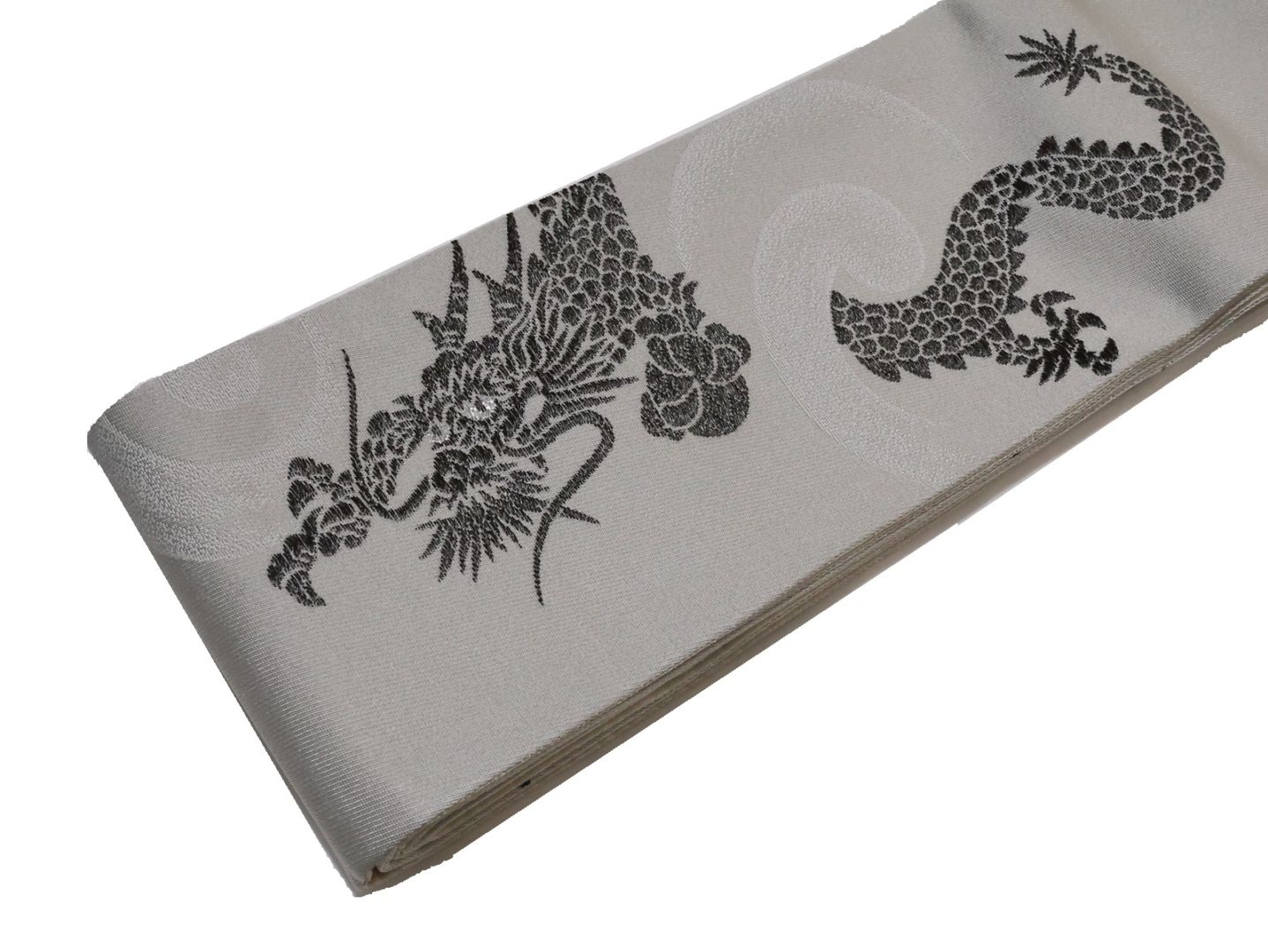 虹色に煌めくシルバーの地に、菊の花が艶やかに咲く、美しい正絹袋帯