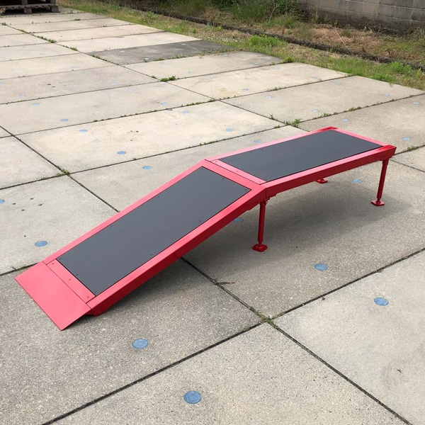 室内 鉄棒、体育体操マット、スケートボードセクション スケボーレール