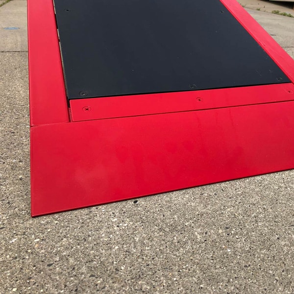 室内 鉄棒、体育体操マット、スケートボードセクション スケボーレール