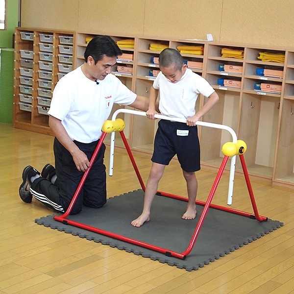 室内 鉄棒、体育体操マット、スケートボードセクション スケボーレール