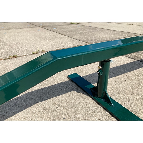 室内 鉄棒、体育体操マット、スケートボードセクション スケボーレール