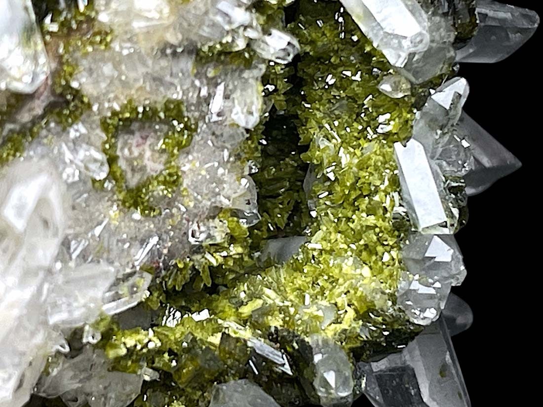 四川省産 エピドート ( 緑簾石 ) with 水晶 クラスター /Epidote with