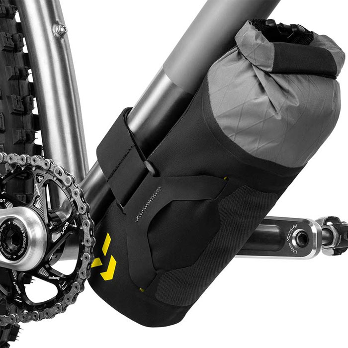 アピデュラ バックカントリー ダウンチューブパック (1.8L) <即