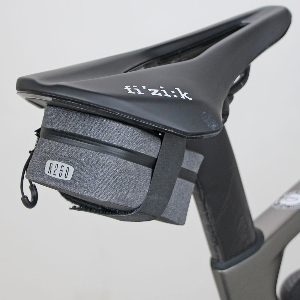 アールニーゴーマル(R250) 防水サドルバッグ スモール グレー Amazon | アールニーゴーマル(R250) 防水サドルバッグ スモール グレー