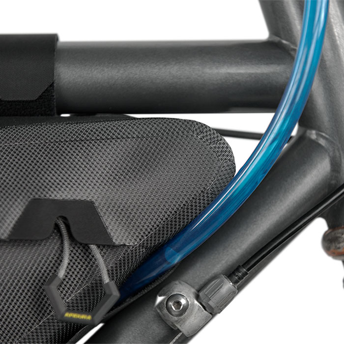 アピデュラ エクスペディション フレームバッグ スモール (3L) <即