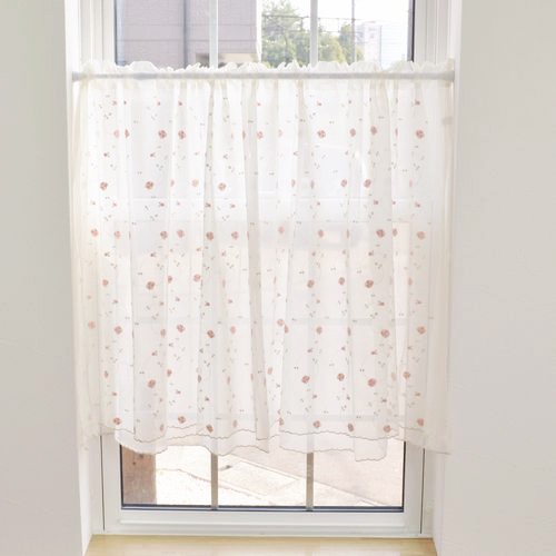 ピンクのバラ柄の刺しゅうレースカフェカーテン（幅145cm×丈75cm