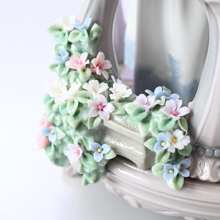 リヤドロ バルコニーの朝 フィギュア 人形 女性 女の子 花 LLADRO