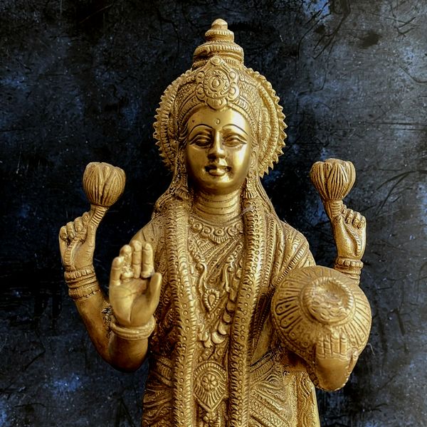 ラクシュミ像 ヒンドゥー教の神様ラクシュミ 美と豊かさ、幸運の女神