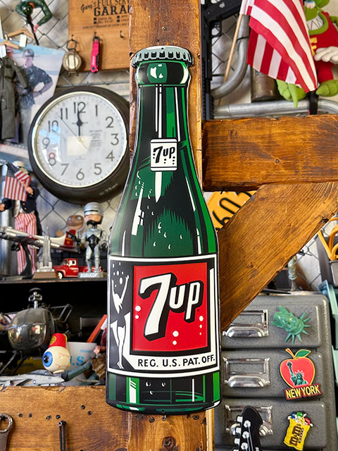 7UP セブンアップ エンボスティンサイン （1960年代ボトル）の通販