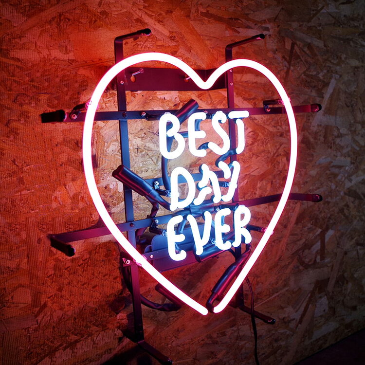 ネオンサイン / BEST DAY EVER ピンクのハート型 インテリア ネオン管