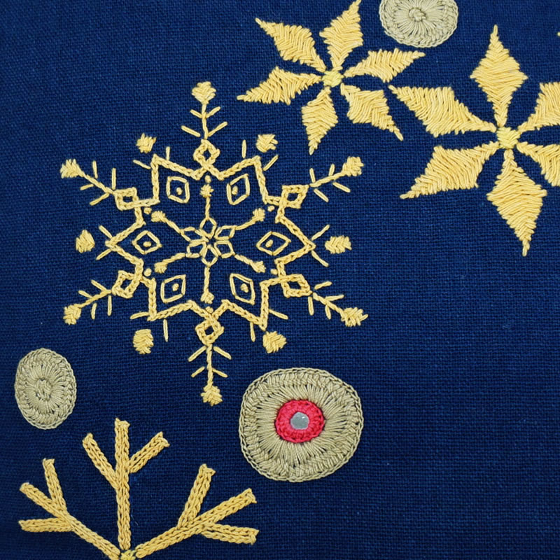 ミラー刺繍 クッションカバー スノー（紺） | 第3世界ショップ 卸販売