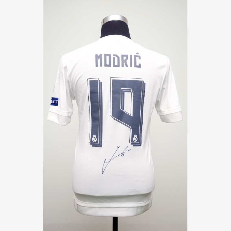 モドリッチ直筆サイン入り実使用レアルマドリード15/16ホーム
