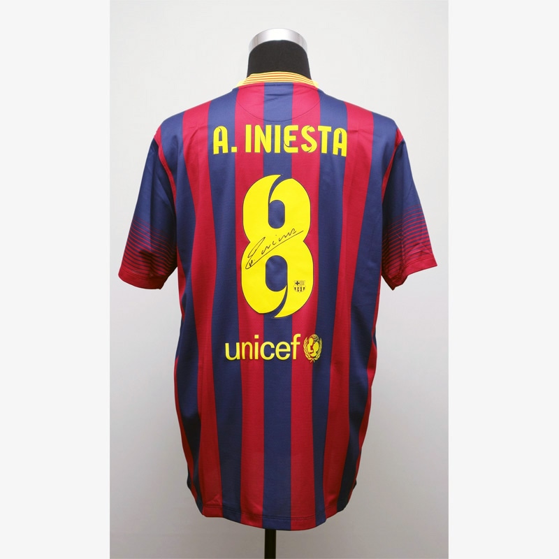 イニエスタ直筆サイン入りバルセロナ13/14ホームユニフォーム | THE DUGOUT