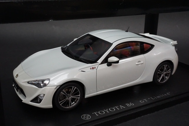 1/18 オートアート トヨタ 86 GTリミテッド サテンホワイトパール