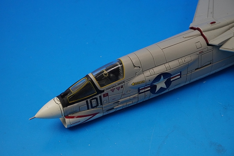 1/72 F-8E クルセイダー アメリカ海軍 VF-211 チェックメイツ NP101