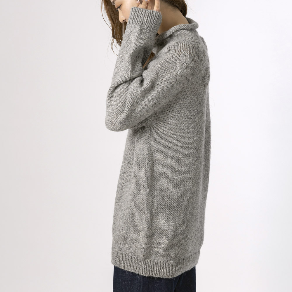 ペルー製 アルパカ モノトーン 花刺繍 ハイネック セーター レディース