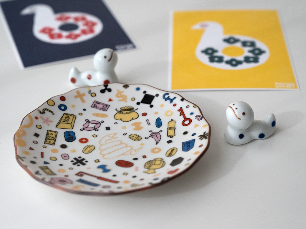 KUTANI SEAL｜上出瓷藝 干支「巳（へび）」花型皿 ザクザク宝尽しと蛇