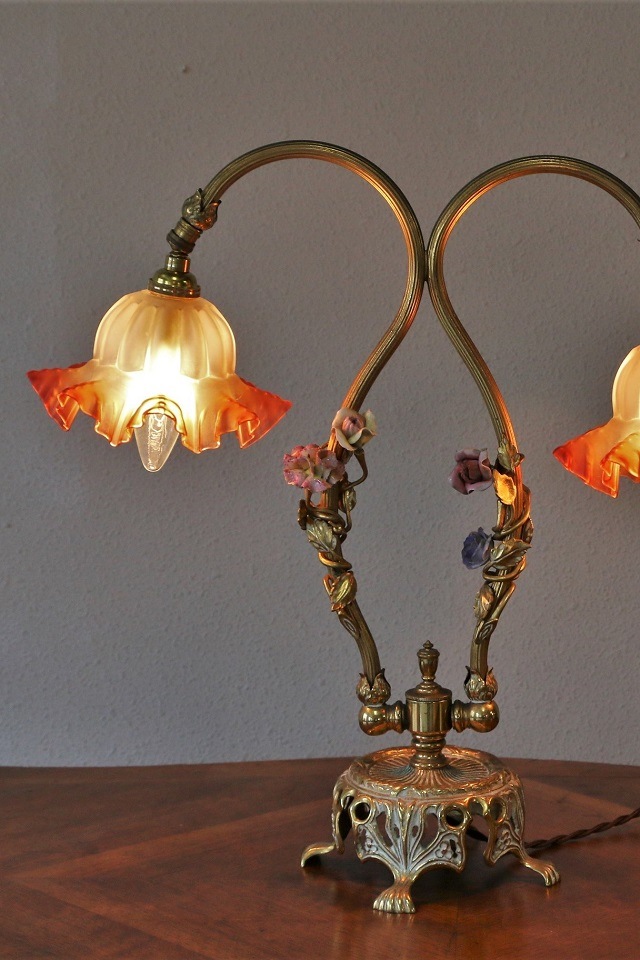 アールヌーボー ローズの飾りのついた2灯式ランプスタンド ガラス