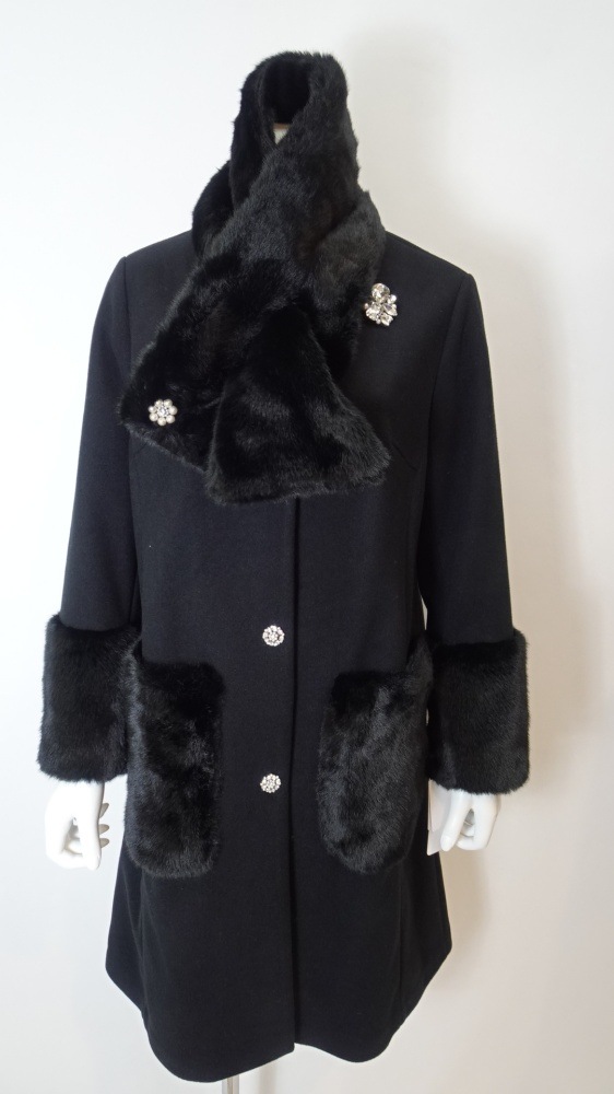 2025年秋冬 ファーストール付ノーカラーコート 2528002 ｜Super Beauty