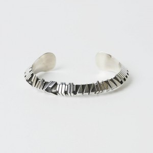 142mm アイゼアオルティス トライアングル バングル｜マライカ公式通販