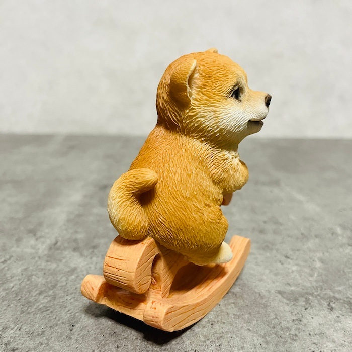 かわいい 犬 置物 木馬に乗る柴犬 woobia ウービア イヌ おしゃれ