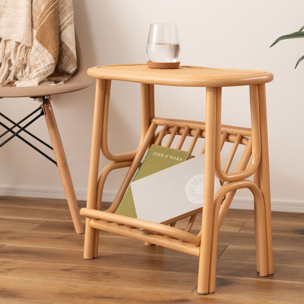 マガジンラック付きサイドテーブル｜天然ラタンの温もりと実用性を