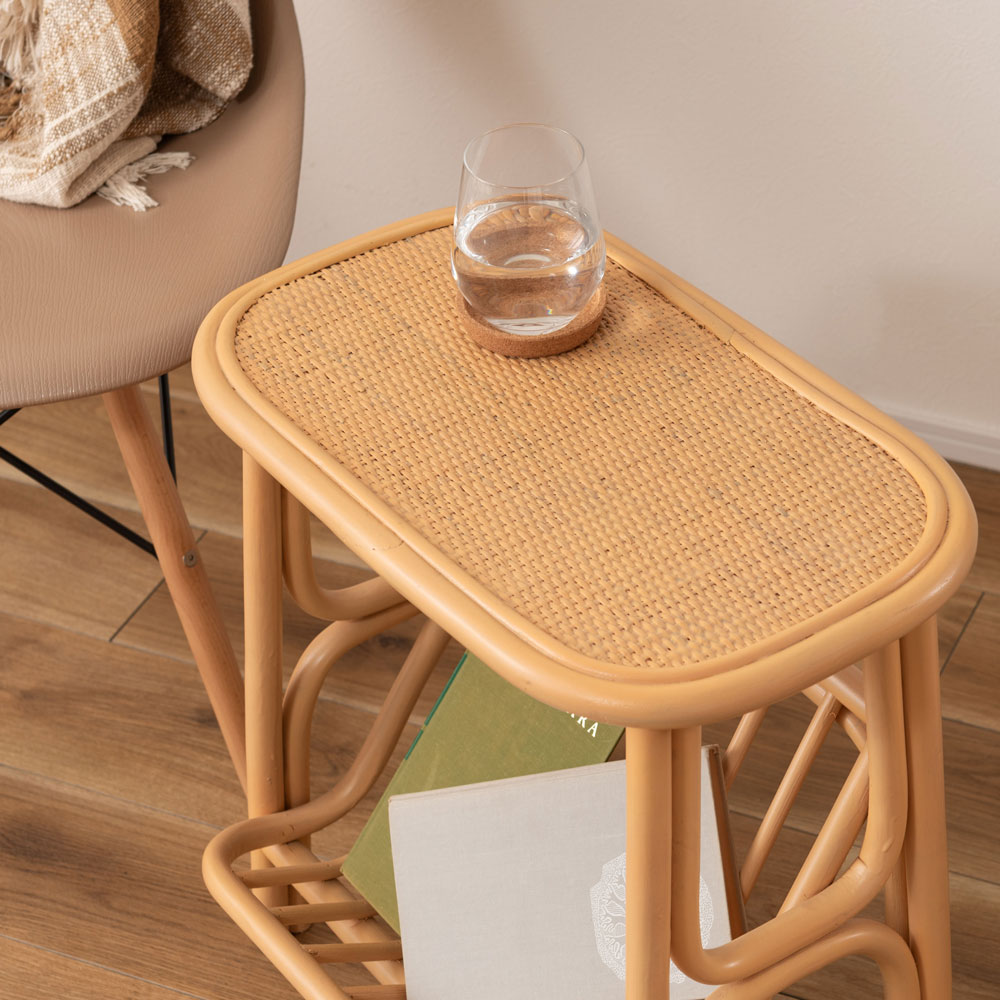 マガジンラック付きサイドテーブル｜天然ラタンの温もりと実用性を