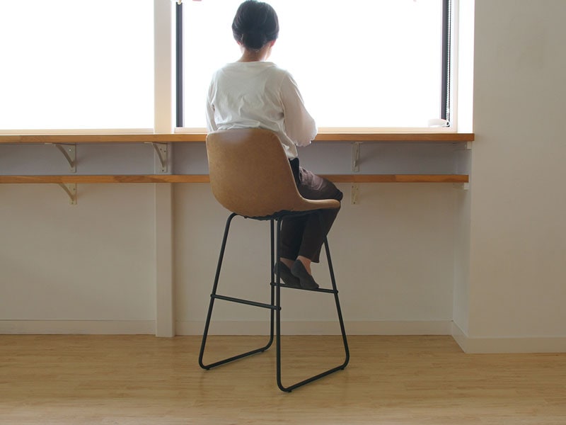 ミッドセンチュリーな雰囲気のハイチェア｜ソフトレザーとスチール