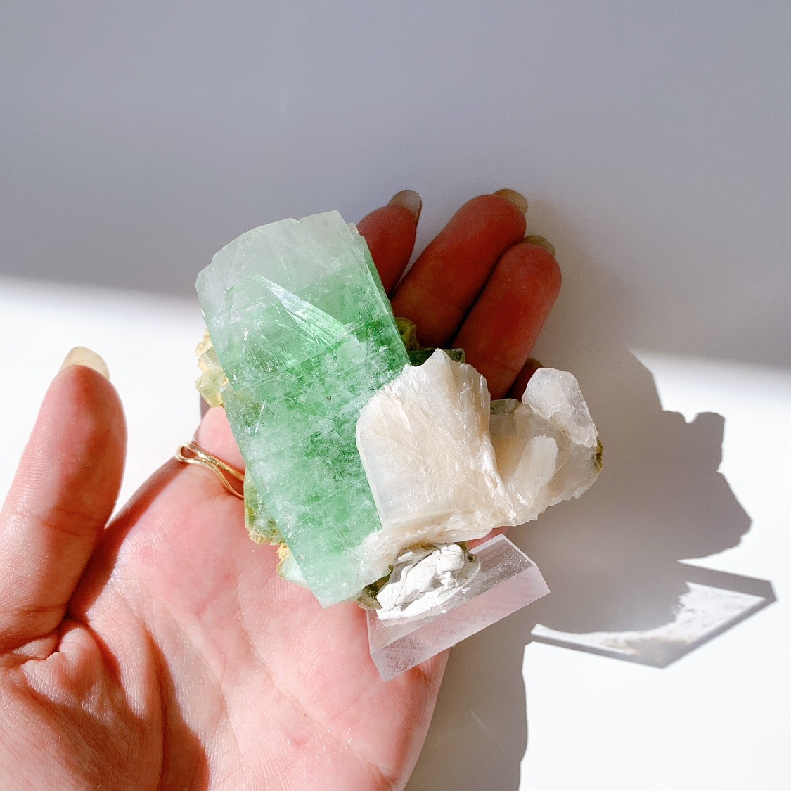 グリーンアポフィライトwithスティルバイト原石 | 原石 | Crystals by