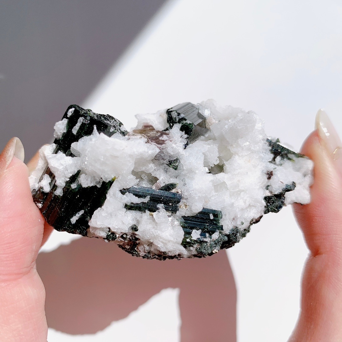 グリーントルマリンonアルバイト 原石 | 原石 | Crystals by Purely