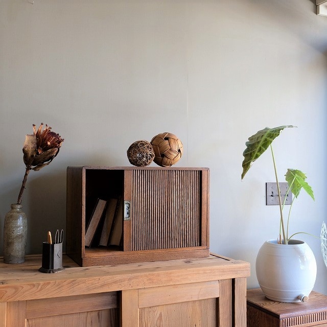 蛇腹扉の収納棚｜古家具,棚類｜古家具・アンティーク家具 R-select