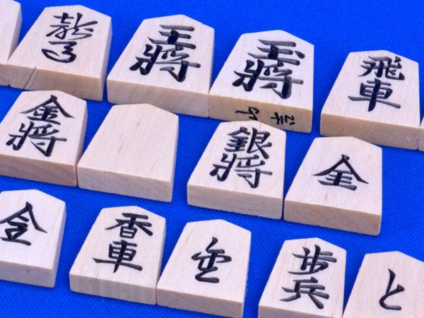 将棋セット 新かや2寸一枚板足付将棋盤セット(木製将棋駒白椿上彫駒