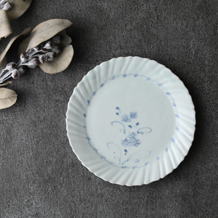 佐藤もも子｜染付草花文五寸捻輪花リム皿 | 趣佳[syuca.jp] オンライン