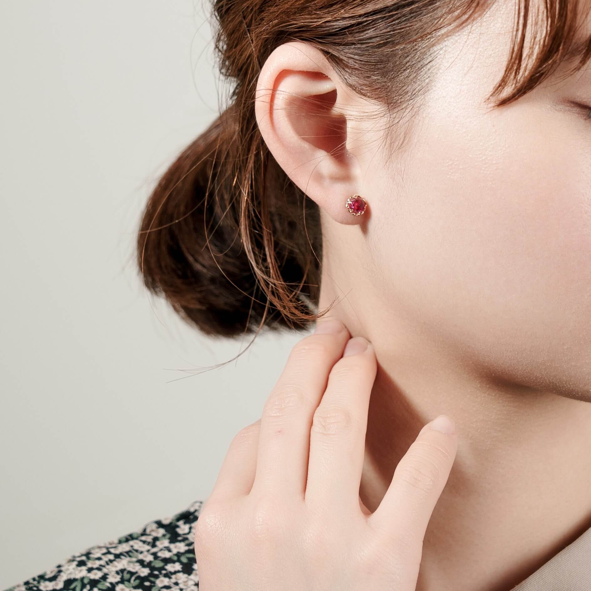 K10 シンセチック ルビー スタッドピアス- me.（エムイードット）