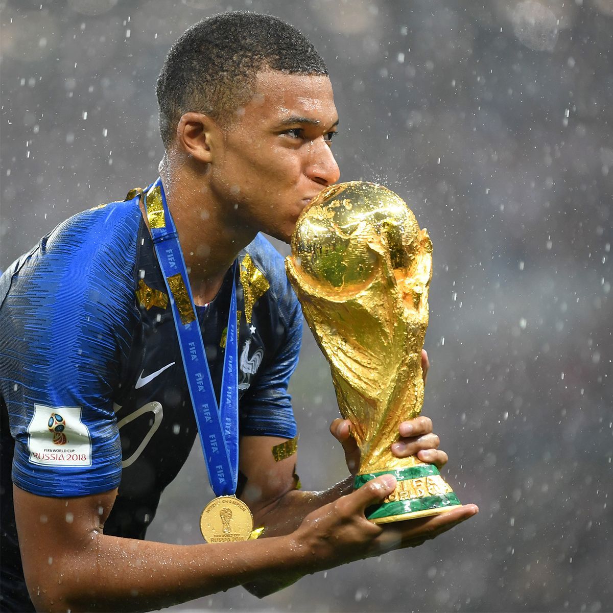 トロフィーにキスしたのはエムバペ！ フランスが20年ぶりの優勝──W杯