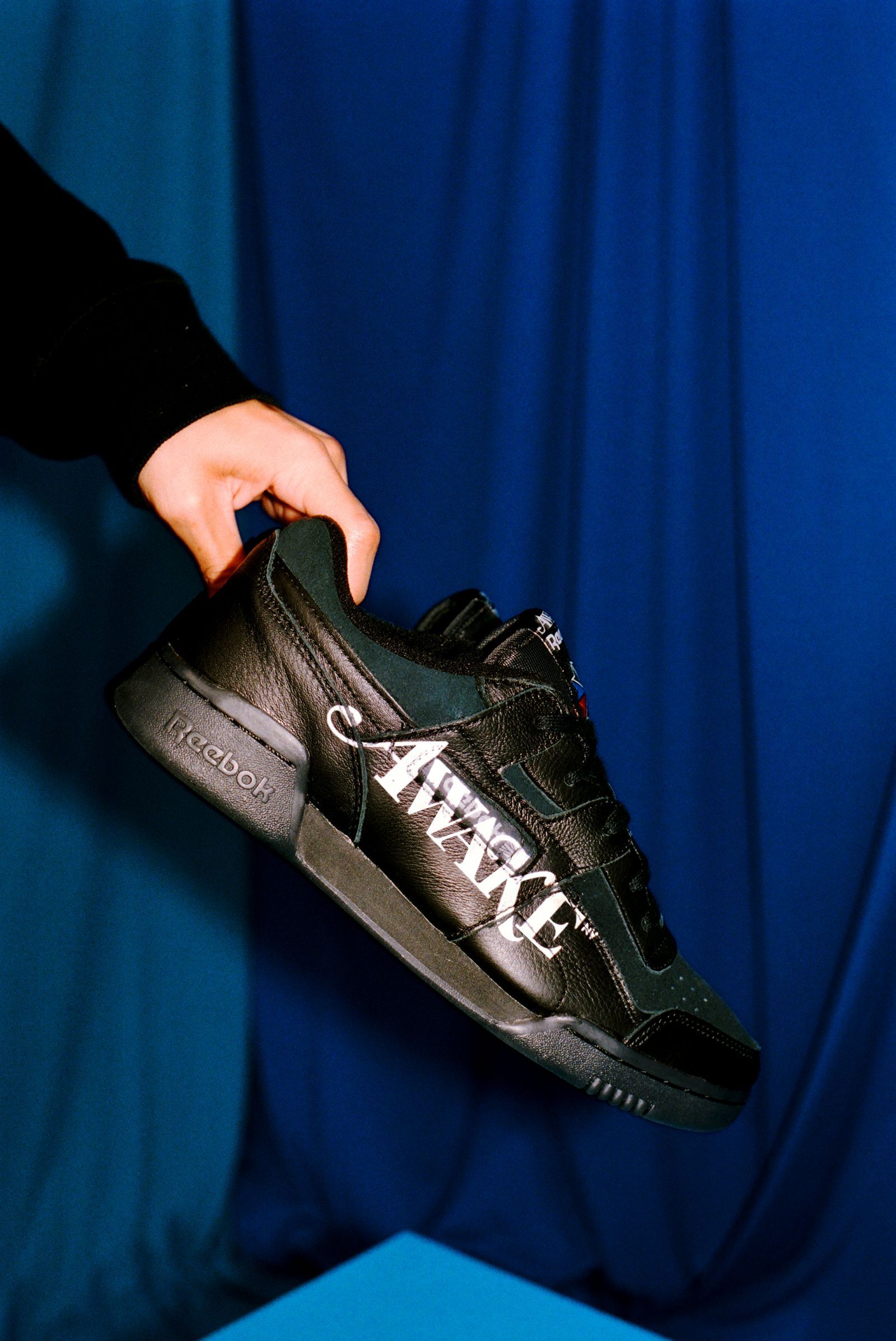 リーボックとアウェイクが初コラボ！ ロゴをプリントしたポンプ