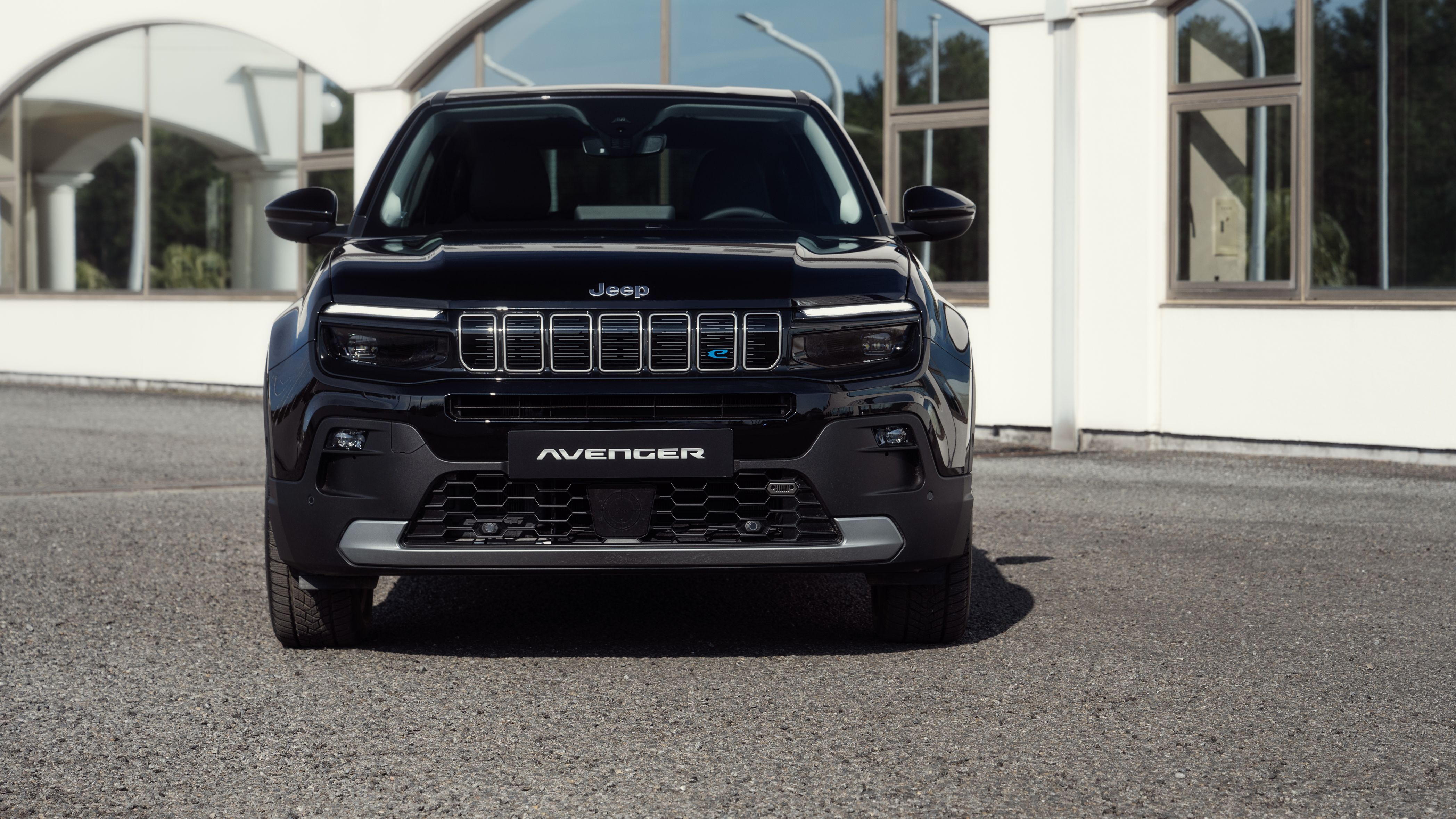 新しいジープのコンパクトSUVが日本にやってきた！──新型