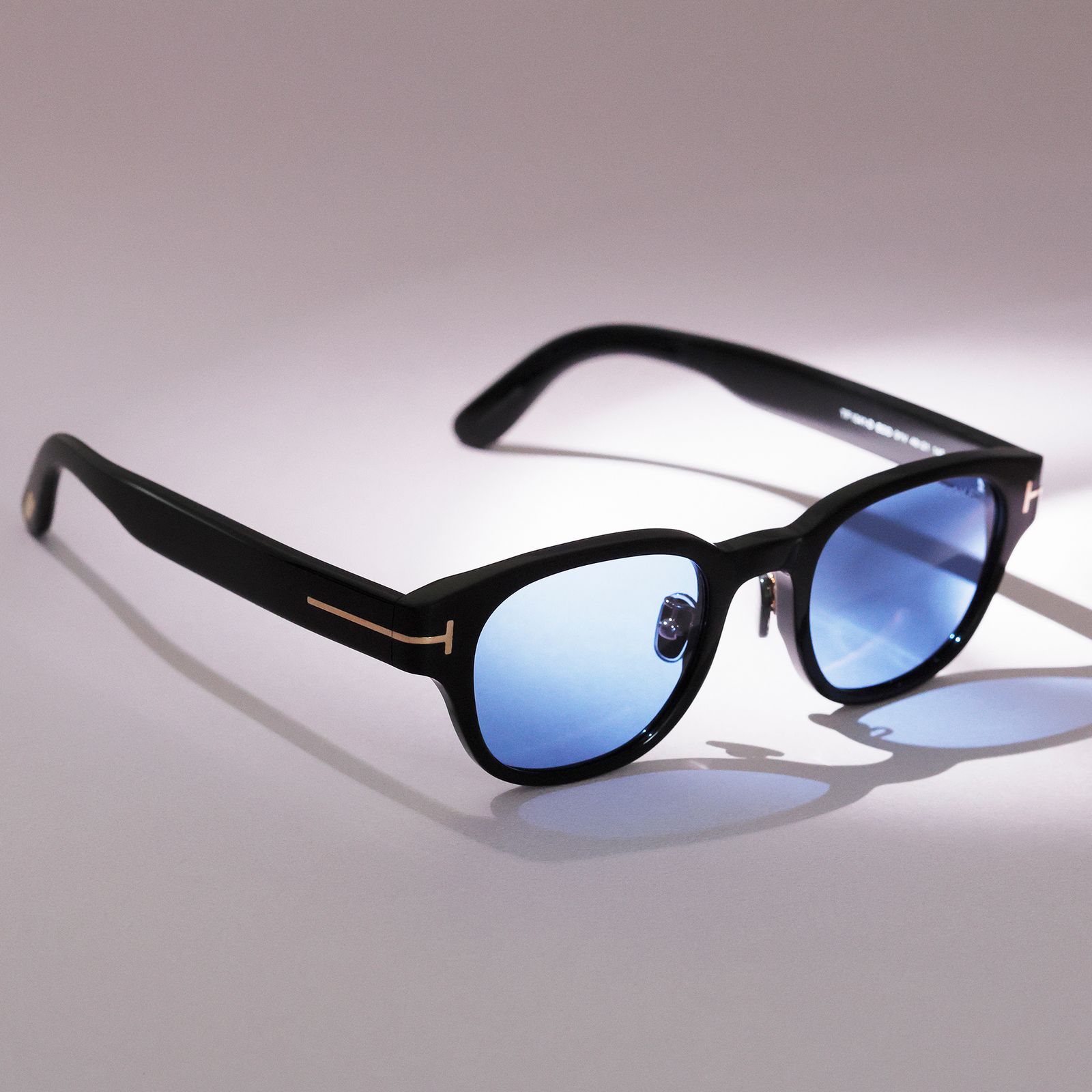 トム フォードならではのアイコニックなディテールが輝く──夏がくる