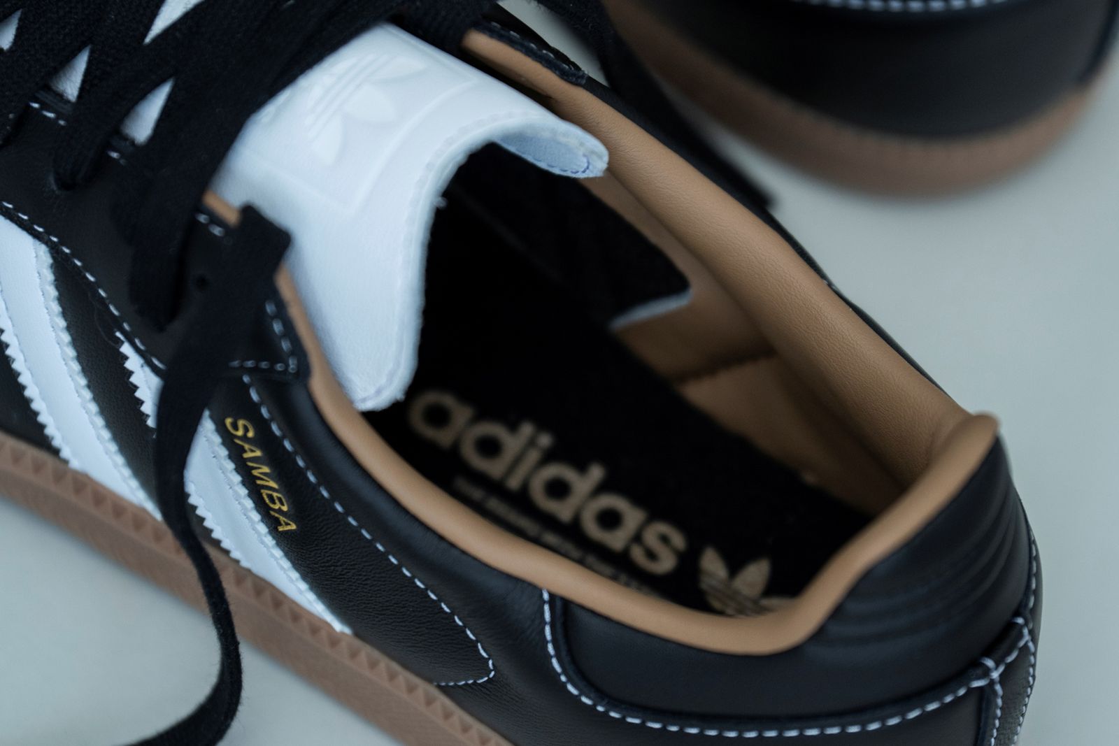 アダム エ ロペ × アディダス オリジナルス、ブラックレザー仕様の