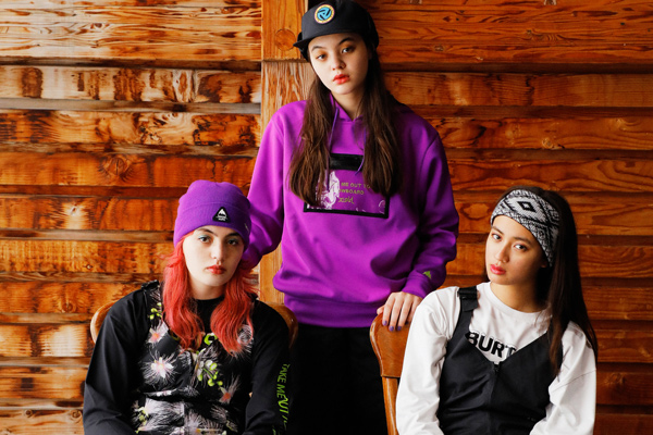 X-girl x Burtonコラボコレクションのルックを公開！