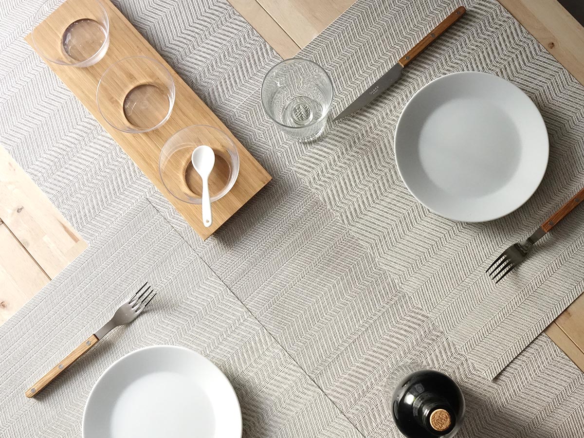 チルウィッチ ランチョンマット・ウェーブ｜グレーの北欧の波模様