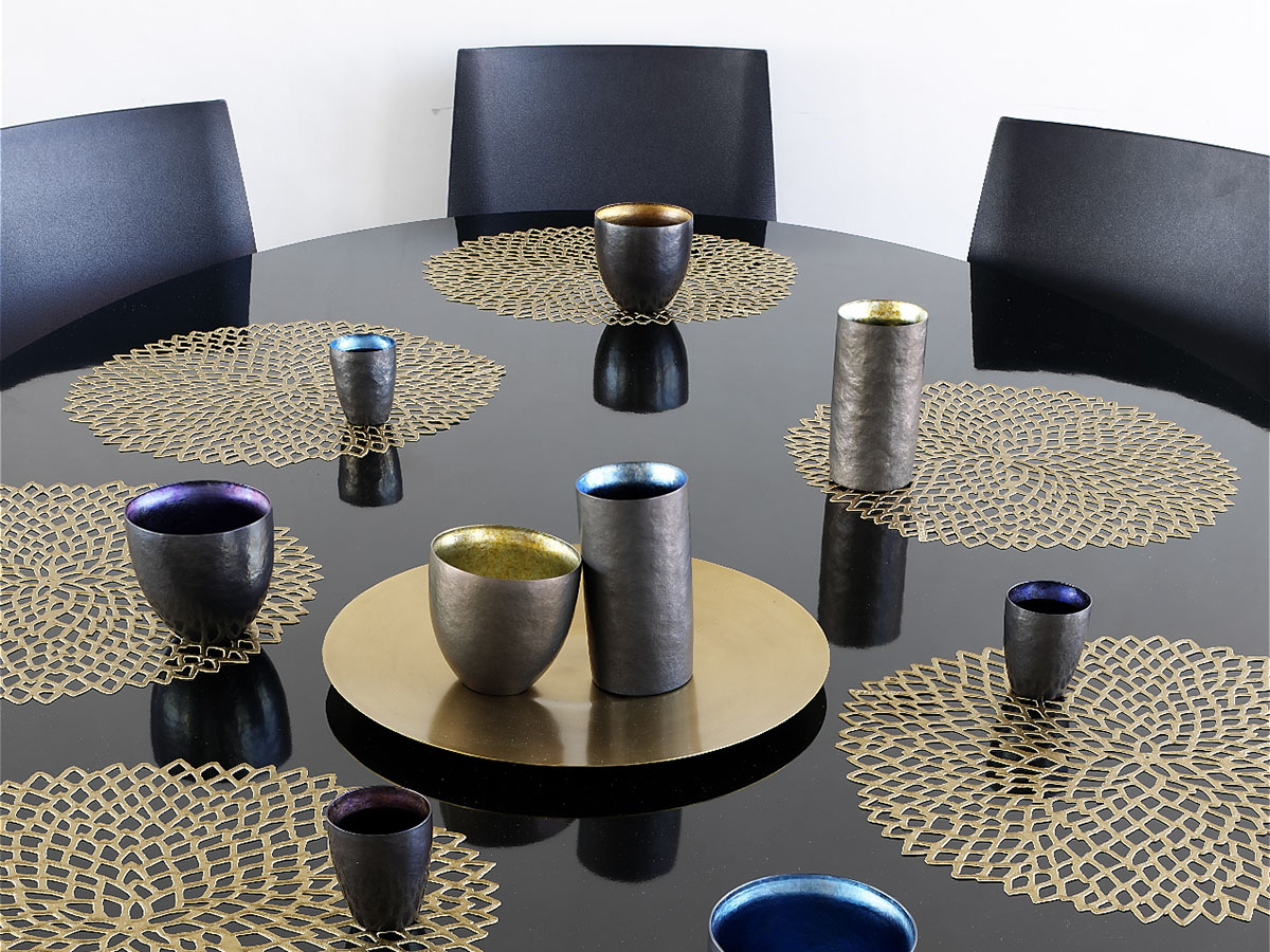 チルウィッチ ダリア ランチョンマット｜大輪のダリアを模ったブラス色