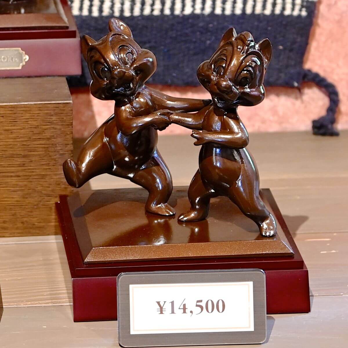 ブロンズ像を再現！東京ディズニーランド「チップ&デール」フィギュア -