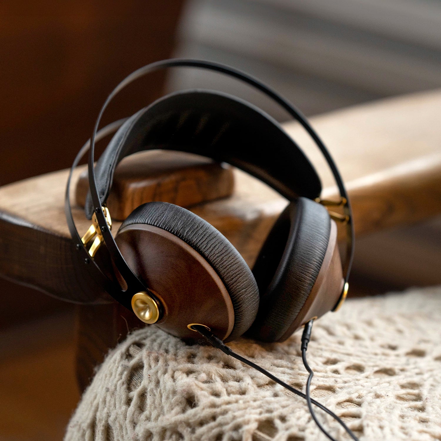 Meze Audio 99 Classics Walnut Gold - High-Fidelity Premium Closed