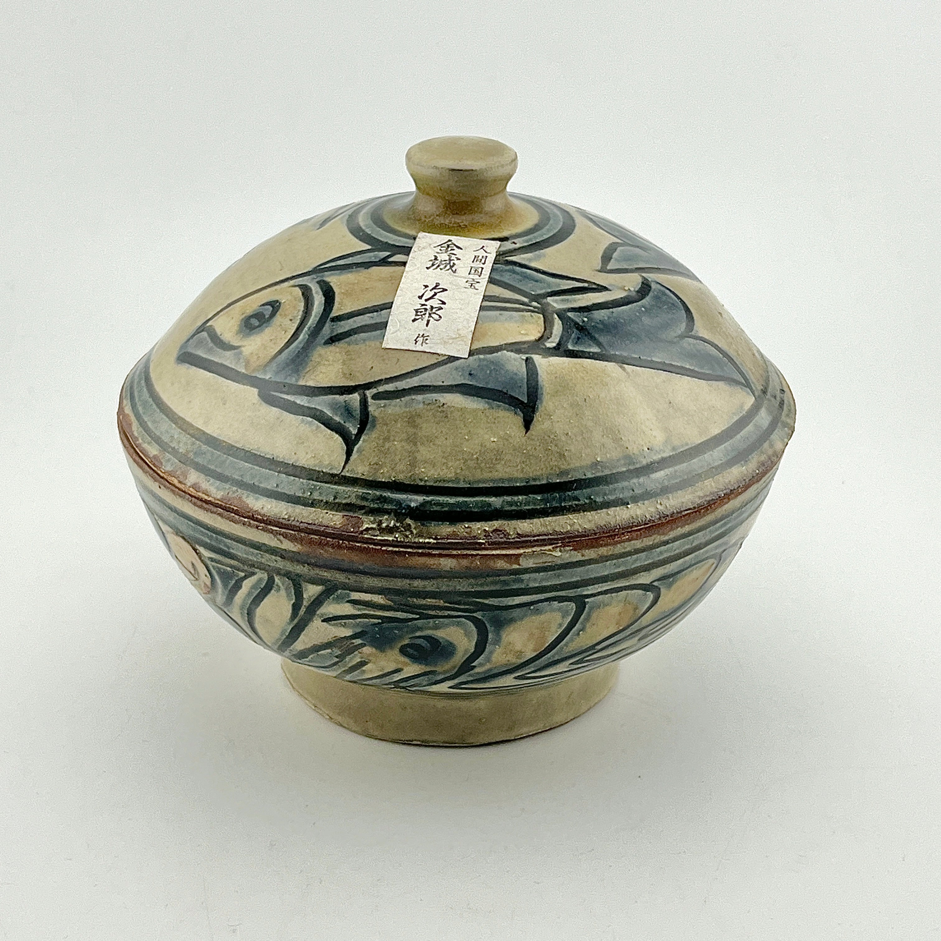 B196s 「牛図 六角酒盃」三代上出喜山作 共布共箱 九谷焼 宮内庁御用達