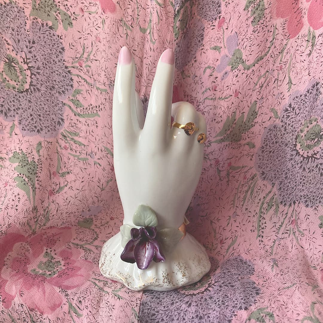 Lefton 菫を飾ったピースの手のオブジェ ポーセリンリングホルダー