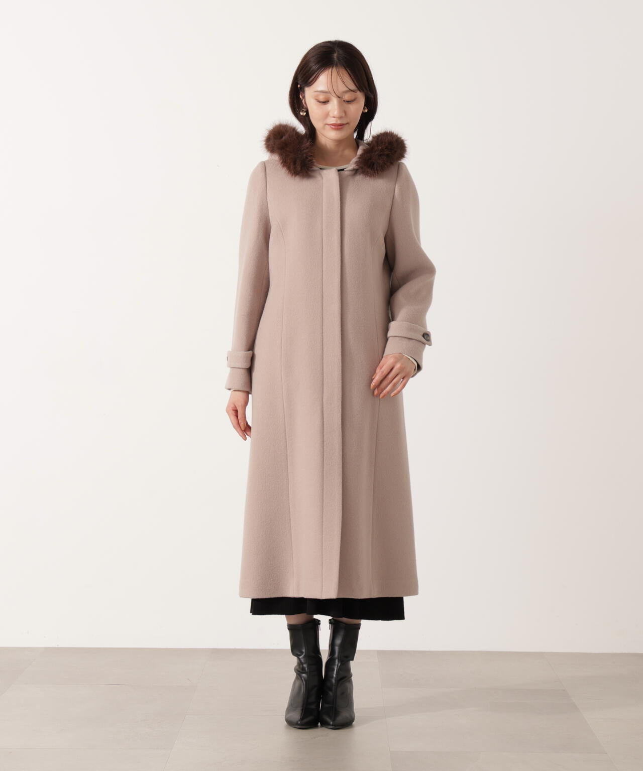 加藤栞さん着用】モッサフードフェイクファーロングコート