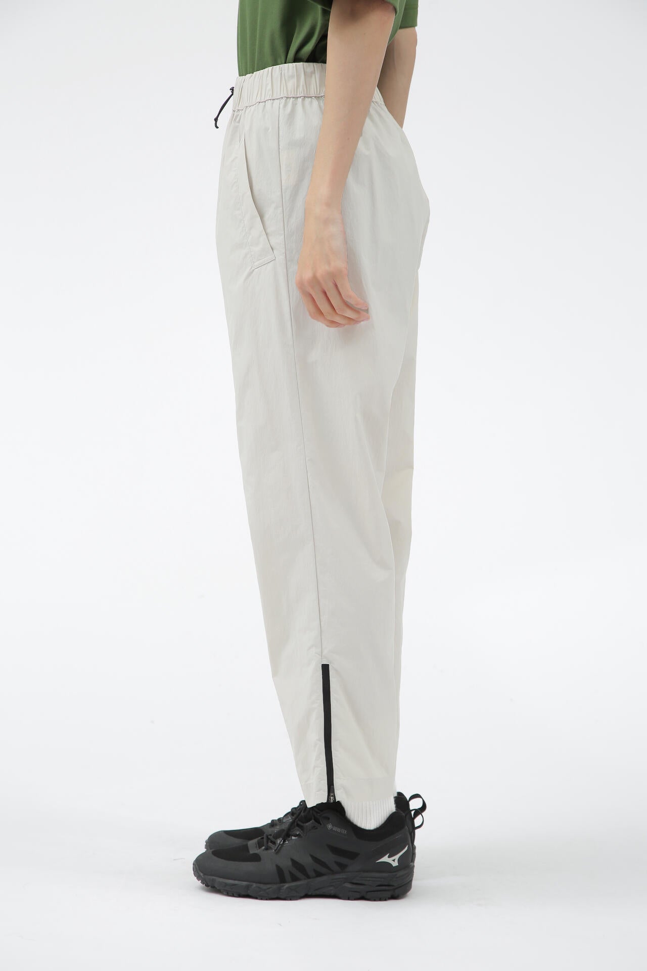 LIGHTWEIGHT NYLON POPLIN TROUSERS | MARGARET HOWELL（マーガレット